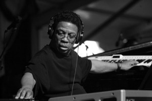 Herbie Hancock aos teclados durante show no festival de Jazz.. Imagem em preto e branco