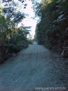 Imagem de trecho de terra da Serra que liga Paraty a Cunha, tirada no ano de 2000, quando a estrada, apesar de estreita, ainda apresentava condições de tráfego