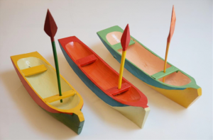 Artesanato de Paraty. Miniatura de canoa caiçara