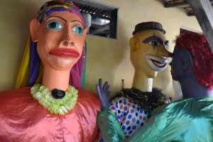 Alguns dos quarenta bonecos do mestre Biba que estão sendo preparados para a saída do bloco Arrastão do Jabaquara