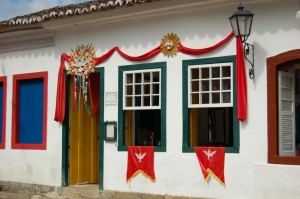 Fachadas enfeitadas na Festa do Divino em Paraty