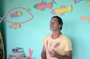 Almir e seu artesanato caiçara