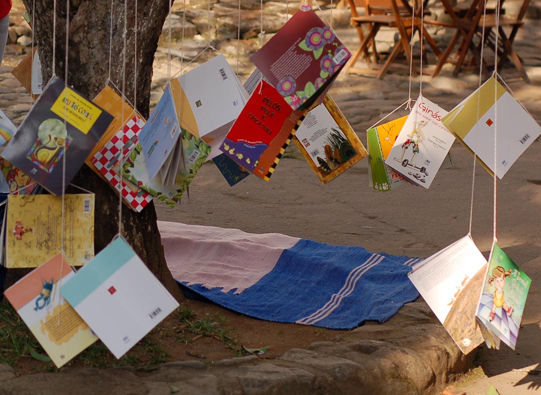 Pé de livros na FLIP em Paraty