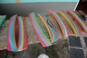 Miniaturas de canoas sendo preparadas por Almir Tã