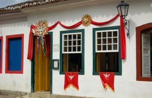 Fachada enfeitada em festa de Paraty – Foto: Ricardo Gaspar