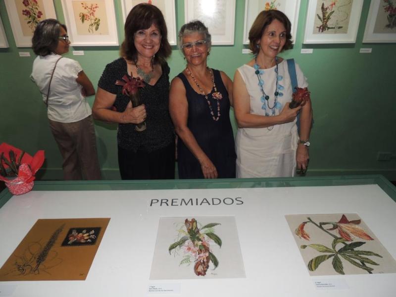 Nina Silva, coordenadora geral do grupo, entre as vencedoras do V Concurso Bordados Poéticos